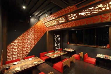 Kırmızı duvarlı ve oturaklı modern restoranın iç manzarası