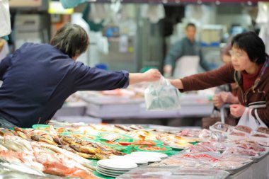 Balık pazarındaki Asyalı kadın.