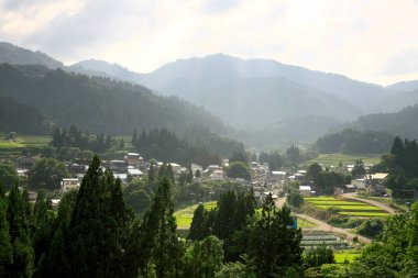 Manzaralı dağ vadisindeki güzel şehir manzarası