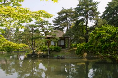 Güzel antik Japon binasının manzaralı görüntüsü.