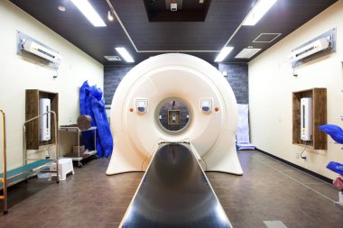 Arka planda tıbbi merkezdeki modern MRI makinesi