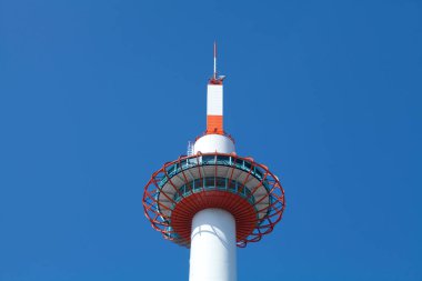 Mavi gökyüzünde Kyoto İstasyonu 