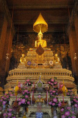 Bangkok, Tayland 'daki Wat Arun Tapınağı' nda altın Buda heykelleri