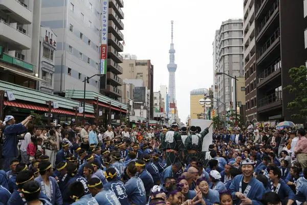 İnsanlar Tokyo, Japonya 'da düzenlenen geleneksel Kanda Matsuri festivaline katılıyor                 