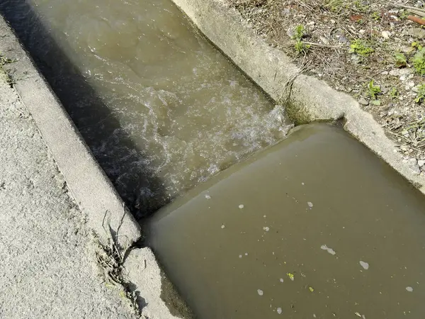 Su kanalizasyona akıyor, görüntüyü kapat. 