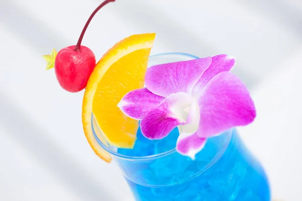Nahaufnahme Von Glas Mit Frischem Exotischen Tropischen Cocktail — Stockfoto
