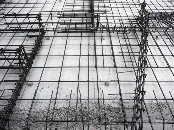 İnşaat cephesi gündüz inşaat halinde.