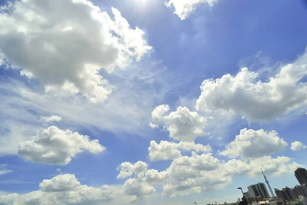 Blå Himmel Med Moln Och Stad Skyline — Stockfoto