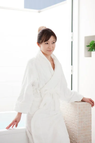 バスルームでバスローブで美しいアジアの若い女性 — ストック写真
