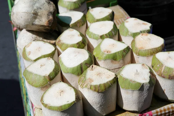 Pazar yerinde yeni kesilmiş yeşil hindistan cevizleri.