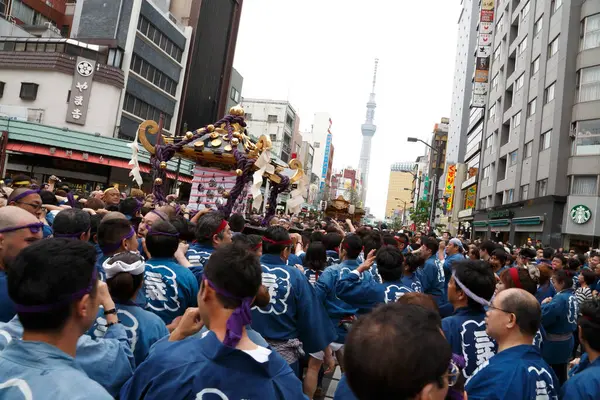 İnsanlar Tokyo, Japonya 'da düzenlenen geleneksel Kanda Matsuri festivaline katılıyor                 