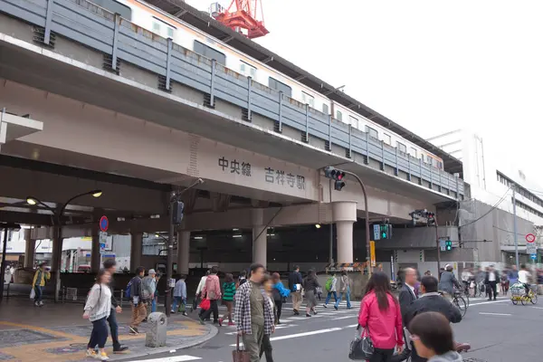 Tokyo, Japonya 'da işlek şehir sokak manzarası 
