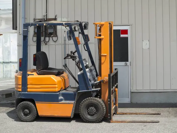Forklift kamyonunu depoya park ettim.