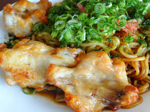 Japon usulü erişte ve kızarmış tavuk.