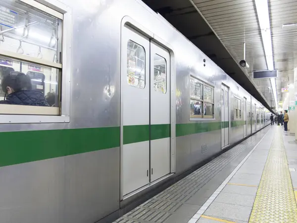 Japonya 'da kapısı kapalı metro treni, toplu taşıma.