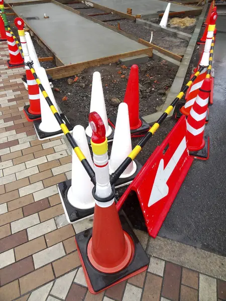 Şehir yolundaki trafik konilerinin görüntüsü 