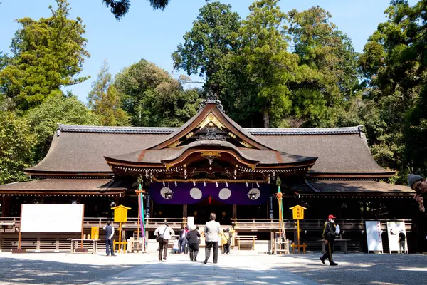 Живописный Снимок Посетителей Древнего Японского Храма — стоковое фото