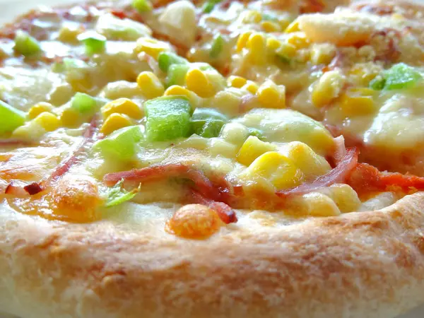 Tavuk, ananas ve peynirli pizza..