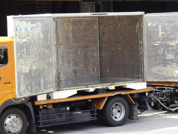 Вид тяжелого грузовика, загруженного строительными материалами на улице 