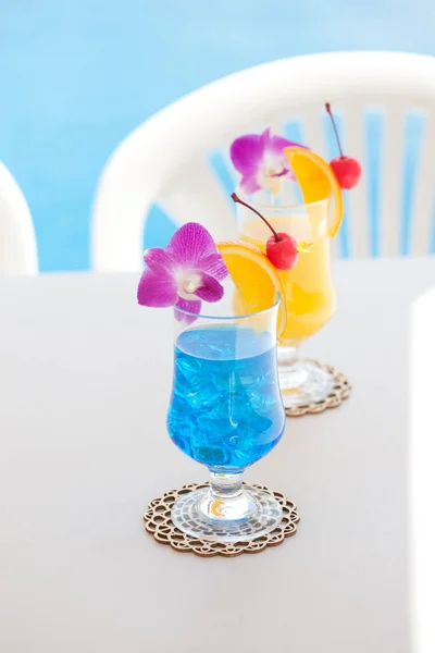 Close View Glasses Cocktails Swimming Pool — Stock Photo, Image