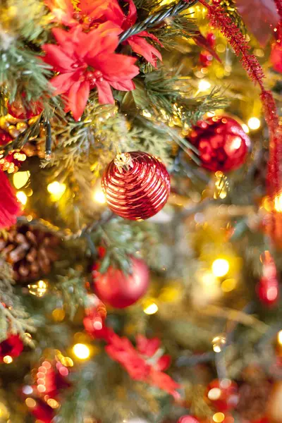 Bela Árvore Natal Festiva Decorada Com Bolas Natal — Fotografia de Stock