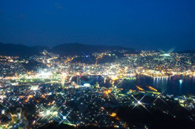 şehir arkaplan görüntüsü, gece ışıklandırmalı şehir manzarası 