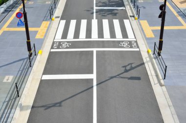 Asfalt yolda yaya geçidi tabelası