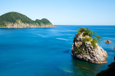 Yazın manzaralı uçurumlar ve deniz manzaralı güzel bir manzara.
