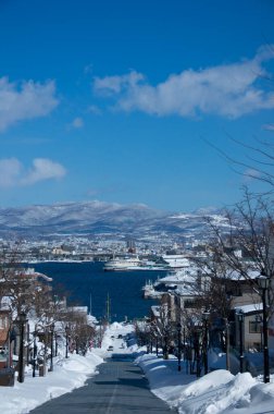 karla kaplı şehir arka planı 
