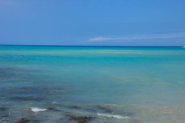 Güzel deniz manzarası ve mavi gökyüzü. Doğa arkaplanı