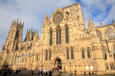 Güzel, gotik eski katedral binası.