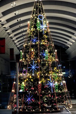 Parlak ışıklandırmalı güzel noel süslemeleri            