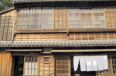 Köydeki eski ahşap ev.