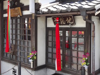 Geleneksel Japon tapınağının görkemli manzarası