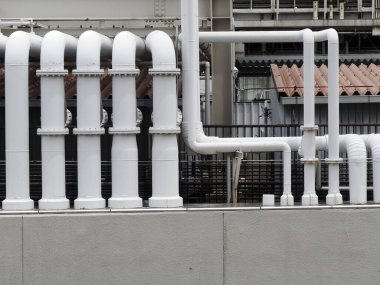 Büyük sanayi bölgesindeki beyaz borular, kapatın.