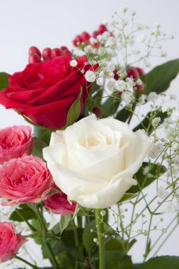 Bir buket parlak çiçek, stüdyo çekimi. 