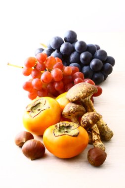 Beyaz arka planda izole edilmiş sağlıklı meyve ve mantar çeşitleri