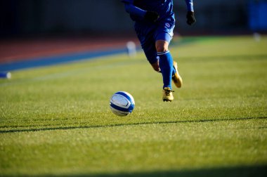 Spor giyim sektöründe futbol oynayan insanların bacakları.                 