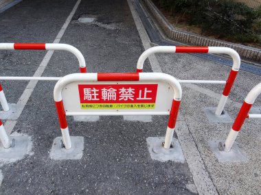 Asfalt yolundaki trafik işaretlerinin gündüz görüntüsü