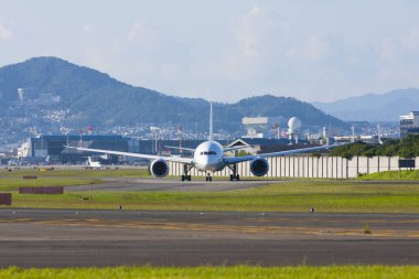 Yolcu uçağı havaalanında. 