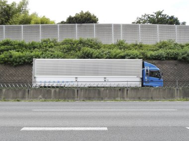 Modern kamyonet şehirde yolda gidiyor. 