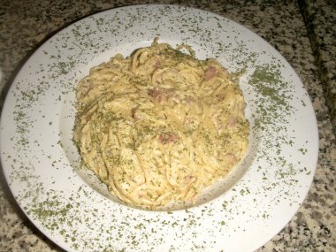 Et ve sebzeli lezzetli makarna.