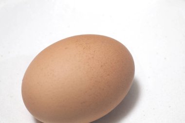 Beyaz arkaplanda izole edilmiş tavuk yumurtası.