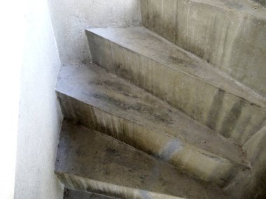 Eski gri beton duvarlar ve basamak dokusu    