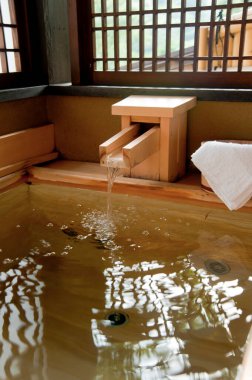  Japonya 'da geleneksel Japon banyosu.