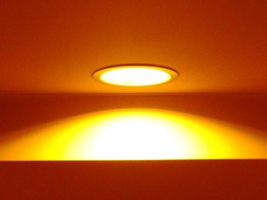 Odanın tavanında yanan lambanın yakın çekim görüntüsü