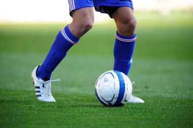 Spor giyim sektöründe futbol oynayan insanların bacakları.                 