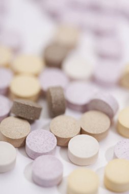 Beyaz arka planda haplar, ilaçlar ve haplar