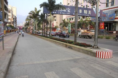 Japon şehrinde trafik ile sokak görüntüsü