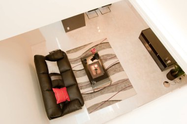 İçinde siyah kanepe sehpası olan modern oturma odası.